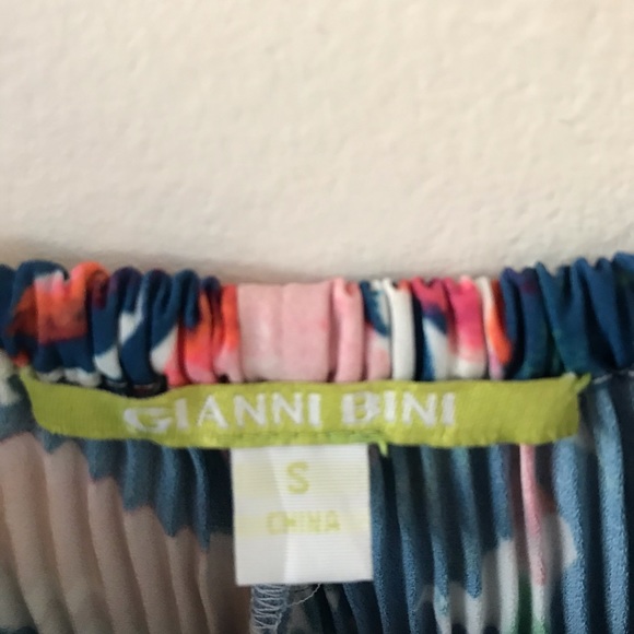 Gianni Bini Floral Off the shoulder accordion too - Picture 10 of 11